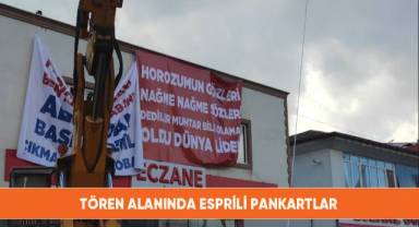 Tören alanında esprili pankartlar