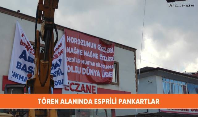 Tören alanında esprili pankartlar
