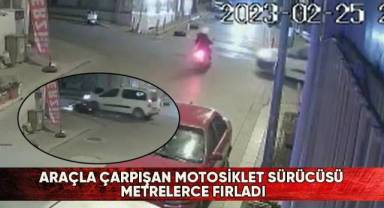 Araçla çarpışan motosiklet sürücüsü metrelerce fırladı