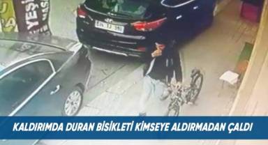Bisikleti kimseye aldırış etmeden çaldı