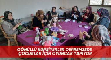 Gönüllü kursiyerler depremzede çocuklar için oyuncak yapıyor
