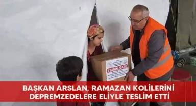 Başkan Arslan, Ramazan kolilerini depremzedelere eliyle teslim etti
