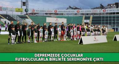 Depremzede çocuklar futbolcularla birlikte seremoniye çıktı