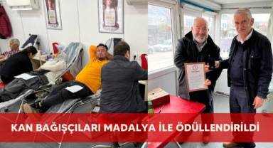 Kan bağışçıları madalya ile ödüllendirildi