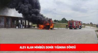 Alev alan minibüs demir yığınına döndü