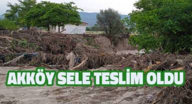 Aşırı yağıştan dolayı Akköy ve Karahayıt sele teslim oldu
