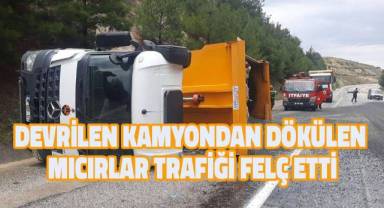 Devrilen kamyondan dökülen mıcır ulaşımı aksattı