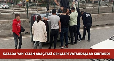 Kazada yan yatan araçtaki gençleri vatandaşlar kurtardı
