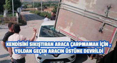 Kendini sıkıştıran araca çarpmamak için yoldan geçen aracın üstüne devrildi