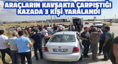 Araçları kavşakta çarpıştığı kazada 3 kişi yaralandı