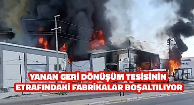 Yanan geri dönüşüm tesisinin etrafındaki fabrikalar tahliye ediliyor
