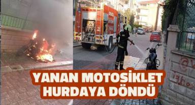 Yanan motosiklet hurdaya döndü