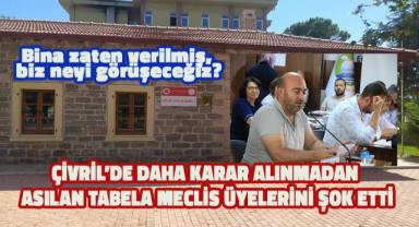 Çivril’de daha karar alınmadan asılan tabela meclis üyelerini şok etti