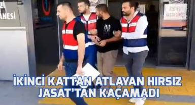 Balkondan atlayarak kaçmaya çalışan şüpheli, binanın çevresinde tedbir alan JASAT dedektifleri tarafından yakalandı