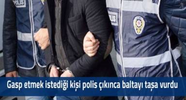 Gasp etmek istediği kişi polis çıkınca baltayı taşa vurdu