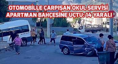 Otomobille çarpışan okul servisi apartman bahçesine uçtu: 14 yaralı