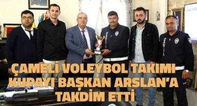 Çameli Voleybol Takımı kupayı Başkan Arslan’a takdim etti