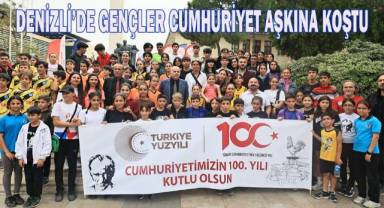 Denizli'de gençler Cumhuriyet aşkına koştu