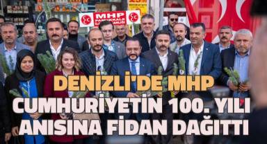 Denizli'de MHP Cumhuriyetin 100. yılı anısına halka fidan dağıttı