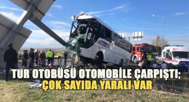 Tur otobüsü otomobile çarpıştı; Çok sayıda yaralı var