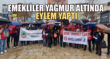 Emekliler yağmur altında eylem yaptı