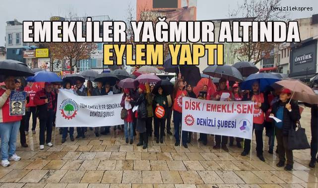 Emekliler yağmur altında eylem yaptı