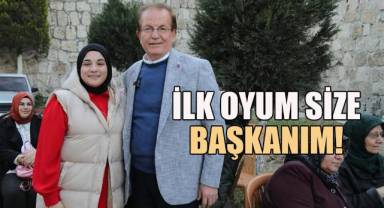 Seçimlerde ilk kez oy kullanacak genç seçmen, “İlk oyum size Halil Başkanım” deyip, o anı ölümsüzleştirdi.