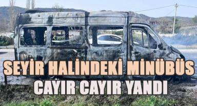 Seyir halindeki minibüsten geriye metal yığını kaldı