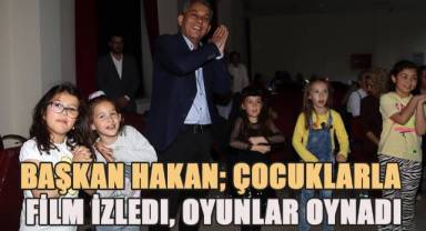 Başkan Hakan sinema etkinliğinde çocuklarla oyunlar oynadı