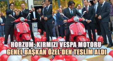 CHP Lideri Özel sözünü tuttu, kırmızı VESPA Motoru İl Başkanı Horzum'a teslim etti