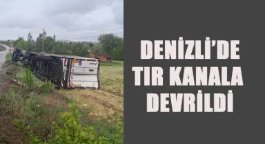 Denizli'de kayganlaşan yoldan çıkan tır kanala devrildi