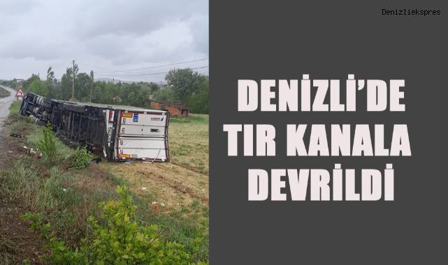 Denizli'de kayganlaşan yoldan çıkan tır kanala devrildi