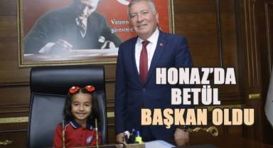 Honaz'da başkanlık koltuğuna minik Betül oturdu