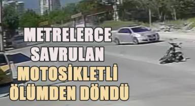 Otomobile çarpan motosiklet sürücüsü metrelerce savruldu