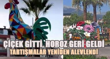 Renkli horoz yeniden Demokrasi Meydanı'nda