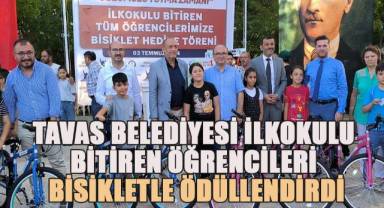 Tavas Belediyesi ilkokulu bitiren öğrencileri bisikletle ödüllendirdi