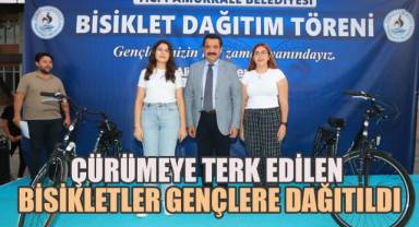 Çürümeye terk edilen bisikletler gençlere dağıtıldı