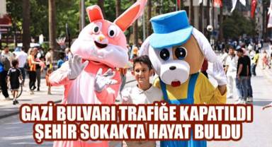 Gazi Bulvarı Araç Trafiğine Kapatıldı, Şehir Sokakta Hayat Buldu