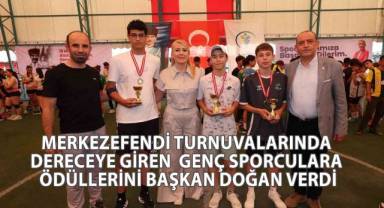 Merkezefendi turnuvalarında dereceye giren genç sporculara ödüllerini Başkan Doğan verdi