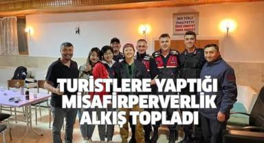 Kaza yapan Çinli kafileyi evinde ağırlayıp, sazla sözle eğlendirdi