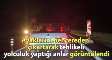 Ayaklarını pencereden çıkartarak tehlikeli yolculuk yaptığı anlar görüntülendi