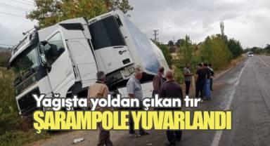 Yağışta yoldan çıkan tır şarampole girdi