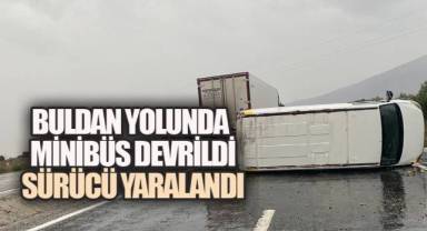 Buldan’da Minibüs Devrildi: Sürücü Yaralandı