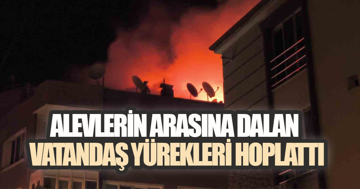 DENİZLİ’DE GECE YARISI KORKUTAN ÇATI YANGINI! ALEVLERİN ARASINA DALAN VATANDAŞ YÜREKLERİ HOPLATTI